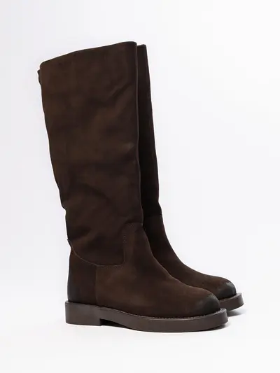 Сапоги коричневого цвета на низком каблуке